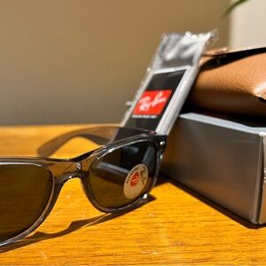 New never used Ray-Ban polarized sunglasses